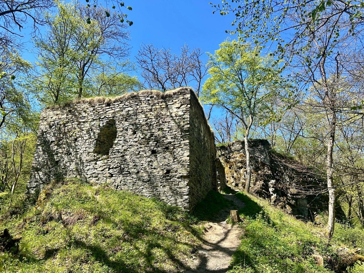 Jenčov - zřícenina hradu (340&nbsp;m)